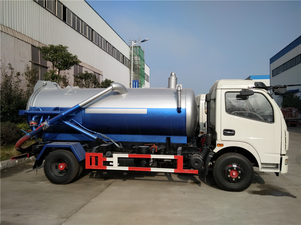 8方大多利卡吸污车 (1)