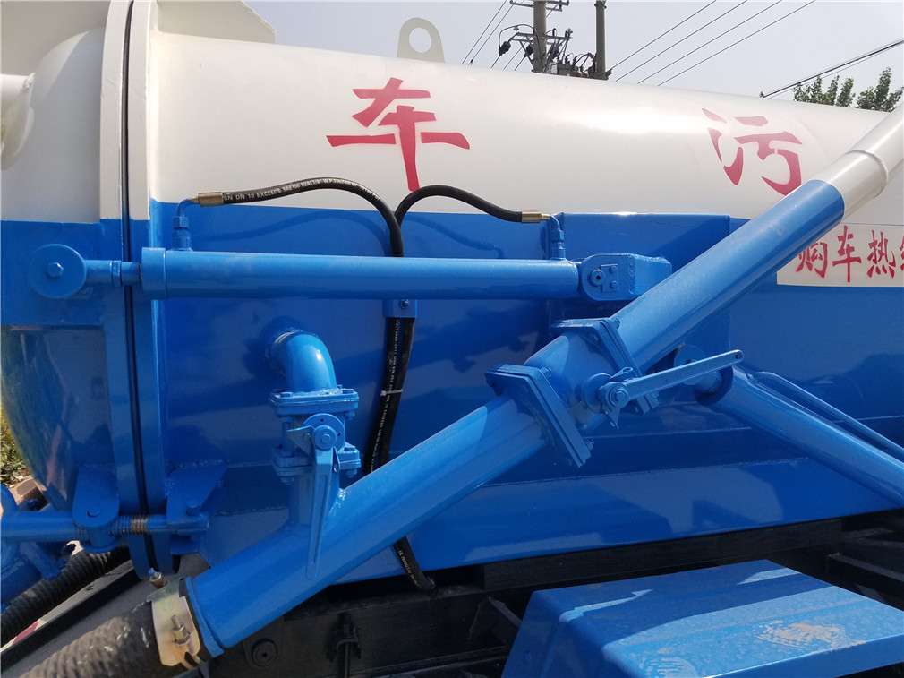 5方小多利卡吸污车 (3)