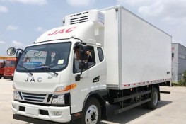 江淮骏铃一排半冷藏车 (厢长6.2米)