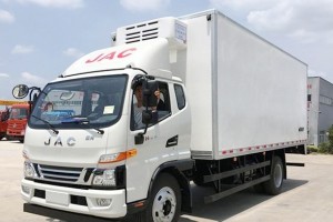 江淮骏铃一排半冷藏车 (厢长6.2米)