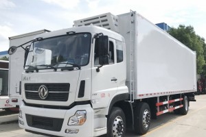 东风天龙小三轴冷藏车(厢长9.4米)