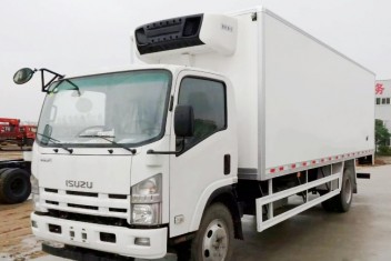 庆铃五十铃700P冷藏车(厢长6.8米)